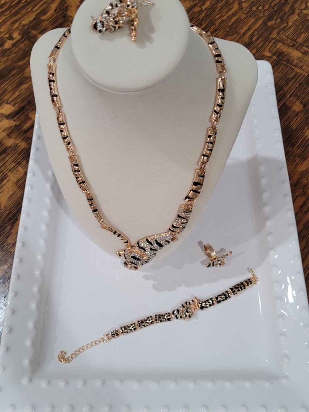 Tiger Necklace, Bracelet, Earrings and Ring! Set. Gold-tone. Rhinestones. - Picture 10 of 10